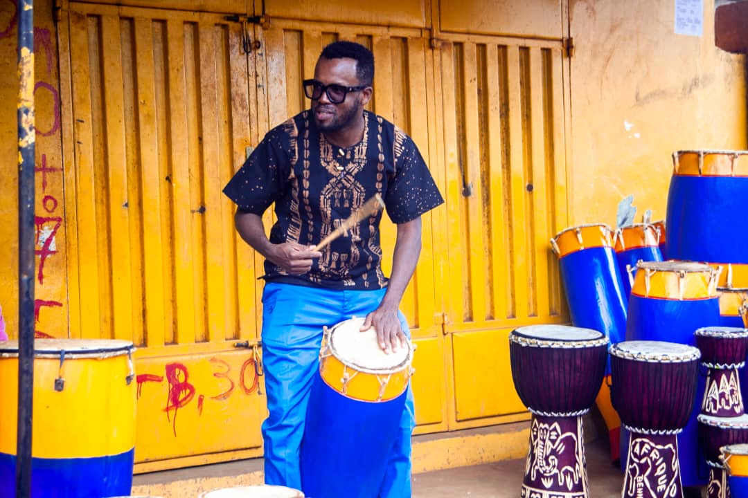 Un Artiste à Suivre de Très Près